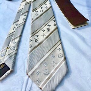 🎁LV HOLIDAY 26’🎁💯✨🔥💯🆕AUTHN LOUIS VUITTON GOLD CLASSIC MONOGRAM TIE🔥RARE MOTIF